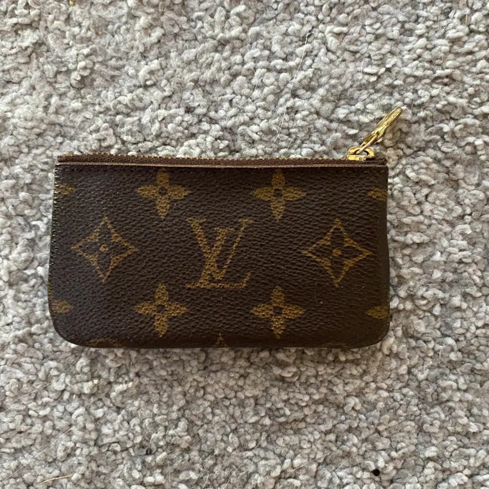 Äkta Louis Vuitton korthållare- köpte av en vän men har aldrig kommit till användning så köper taget om den nu! Skriv gärna för fler bilder . Accessoarer.