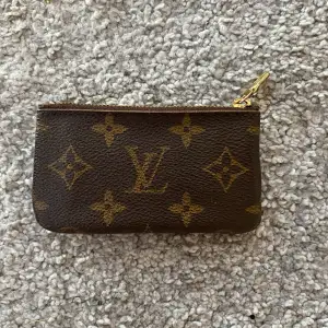 Äkta Louis Vuitton korthållare- köpte av en vän men har aldrig kommit till användning så köper taget om den nu! Skriv gärna för fler bilder 