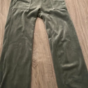 Juicy Byxor - Säljer mina juicy byxor då de inte kommer till användning längre. De är i väldigt bra skick och använda ett fåtal gånger. Priset går att diskuteras!