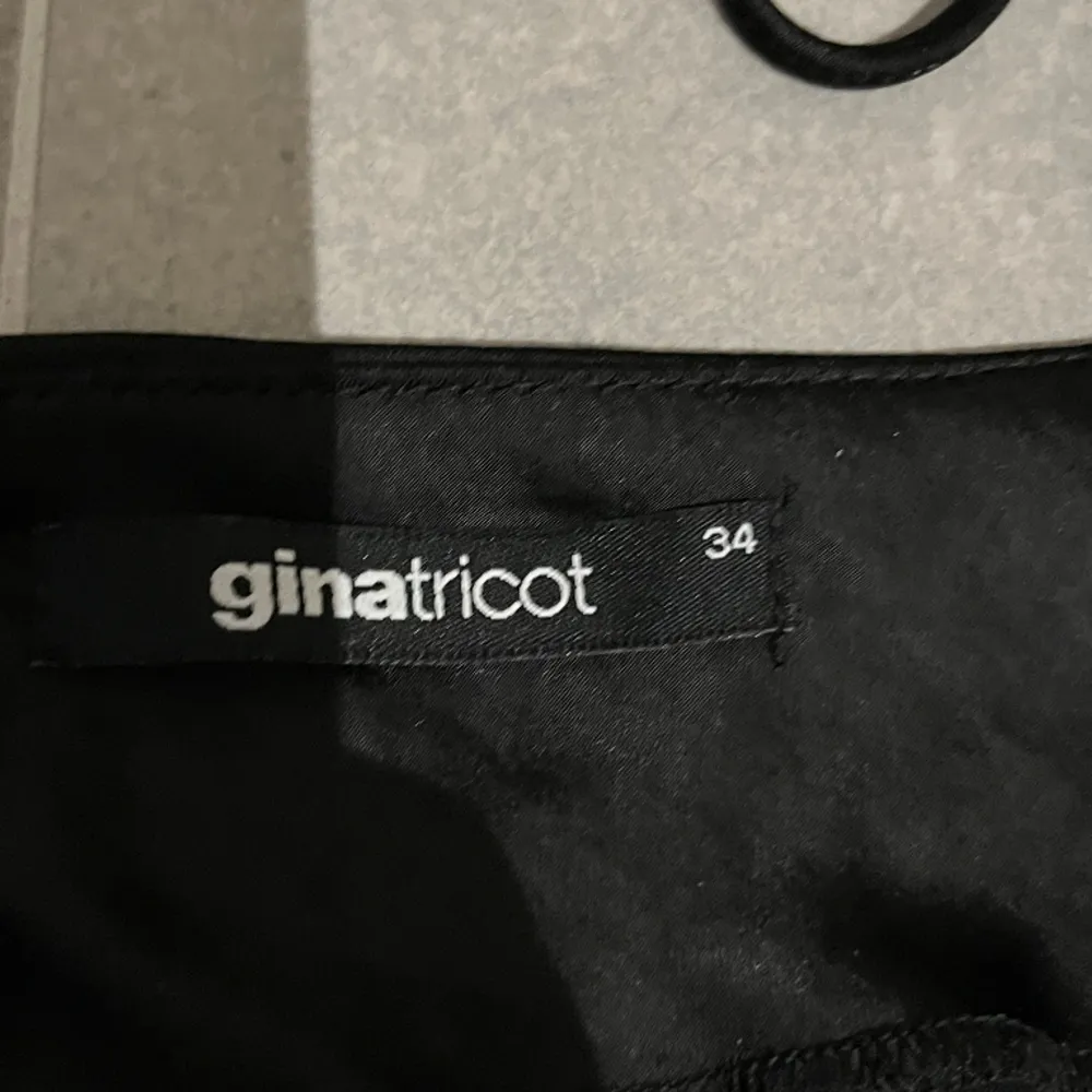 Säljer denna super fina klänning från Gina Tricot. Bra skick, endast använd en gång. Köptes för 400kr säljer för 150kr. Klänningar.