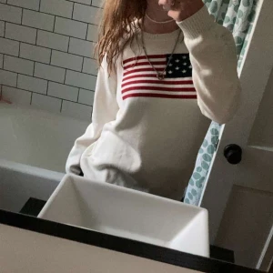 Brandy melville tröja - tröja med usa flaggan på från brandy melville. jättesöt, knappt använt o inga defekter. 