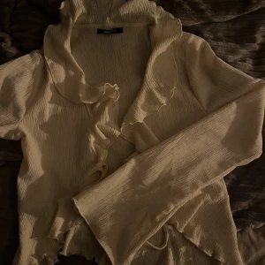 krämvit blus - Väldigt gullig blus, fungerar utmärkt att stylea både med och utan linne under. 🤍