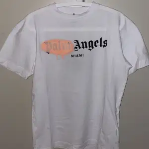 Säljer min fräscha Palm angels t-shirt. Använd 1 gång och skicket är som nytt! Storlek M och sitter som en M. Köpt i butik här i Malmö för 2200kr.