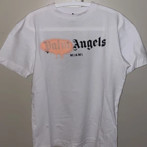 Palm angels t-shirt - Säljer min fräscha Palm angels t-shirt. Använd 1 gång och skicket är som nytt! Storlek M och sitter som en M. Köpt i butik här i Malmö för 2200kr.