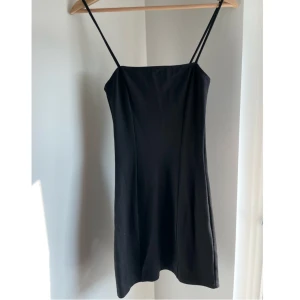 Svart miniklänning från Reformation  - Crawford dress från Reformation.  Jättefin klänning men som tyvärr är för liten för mig. Använd ett fåtal gånger. Ena delen av spännet sitter löst men går lätt att sy fast om man vill det. Annars bra skick!! 
