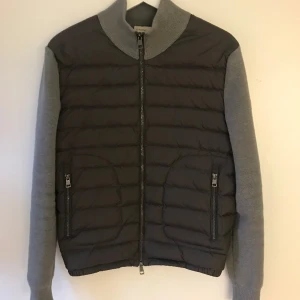 Moncler cardigan - Säljer denna stilrena Moncler cardiganen. Storleken är S och skicket och skicket på denna ligger runt 9/10 då jag har använt den ett fåtal gånger.