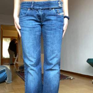Snygga blåa jeans från Diesel, lågmidjade och raka. Midjemåttet rätt över: 38cm och Innerbensmåttet: 84cm 