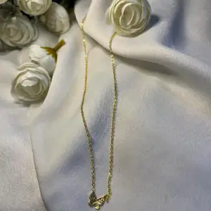 gulligt litet halsband med en fjäril, den är silver 925 och 14k guldplaterad står det på hemsidan, halsbandet är helt nytt med plastpåse som den kom i alltså klassas som prislapp 🌸