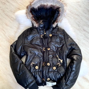 Baby phat jacka  -  Super snyggg, lapparna är kvar storlek M🖤🎀🫶🏻