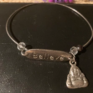 Armband ”Believe” - Använd och kan behöva en liten putsning för att bli som ny igen. Pärlor och svart sten. Hake som lås. Ej säker på material men gissar på stainless steel.  Inget att anmärka på.