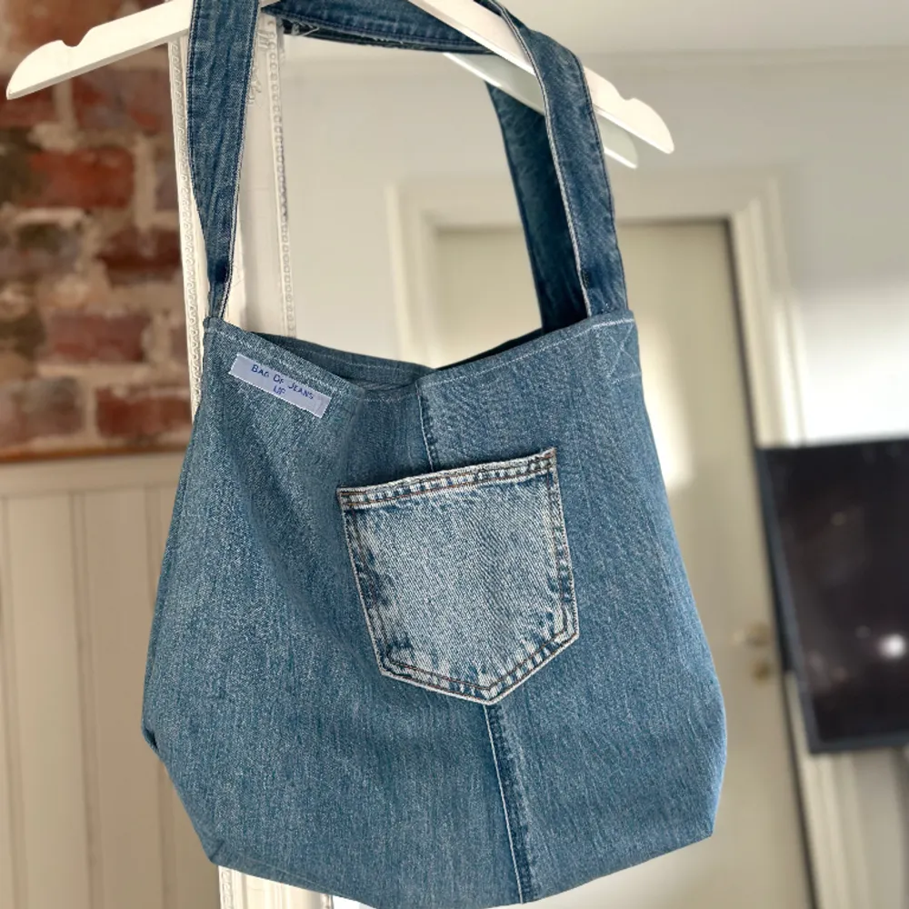 Ännu en av våra snygga ljusblåa väskor som passar till alla möjliga outfits!🩵. Väskor.