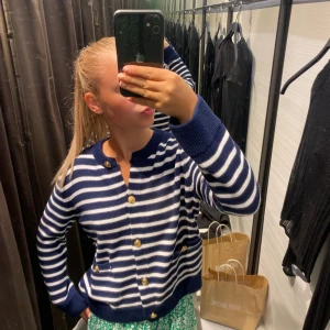 Kofta - Superhärlig kofta från zara, storlek m men jag har s och det funkar perfekt.🥰nypris 399