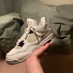 Jordan 4 metallic purple - Ett par äkta Nike Air Jordan 4 metallic purple i användt skick men är rengjorda. Skriv privat vid funderingar!