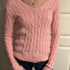 Rosa Ralph Lauren tröja! - Den är xs med ett blått polo märke! Nästan aldrig använd.  Ny pris pris: 2 295kr 💗 Pris kan diskuteras!