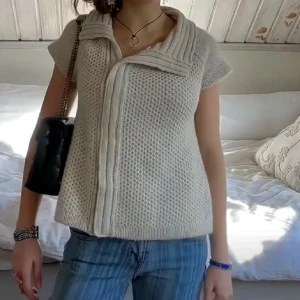 Kofta  - Jättefin kofta med korta ärmar. Skriv gärna innan ni använder köp nu knappen. Bara att höra av er om ni har några frågor. 