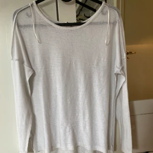 Långärmad tröja  - Den har bara används två gånger, legat mest i min garderob. Har en dragkedja i baksidan. 