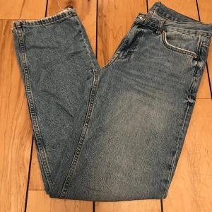 Jeans - Mörkblåa Lågmidjade Jeans från Gina tricot. Använda en del och har ett snöre i midjan som inte syns man kan till exempel knyta det om de är för stora i midjan,men men det går att ta bort. Bra skick och pris går att diskutera💗