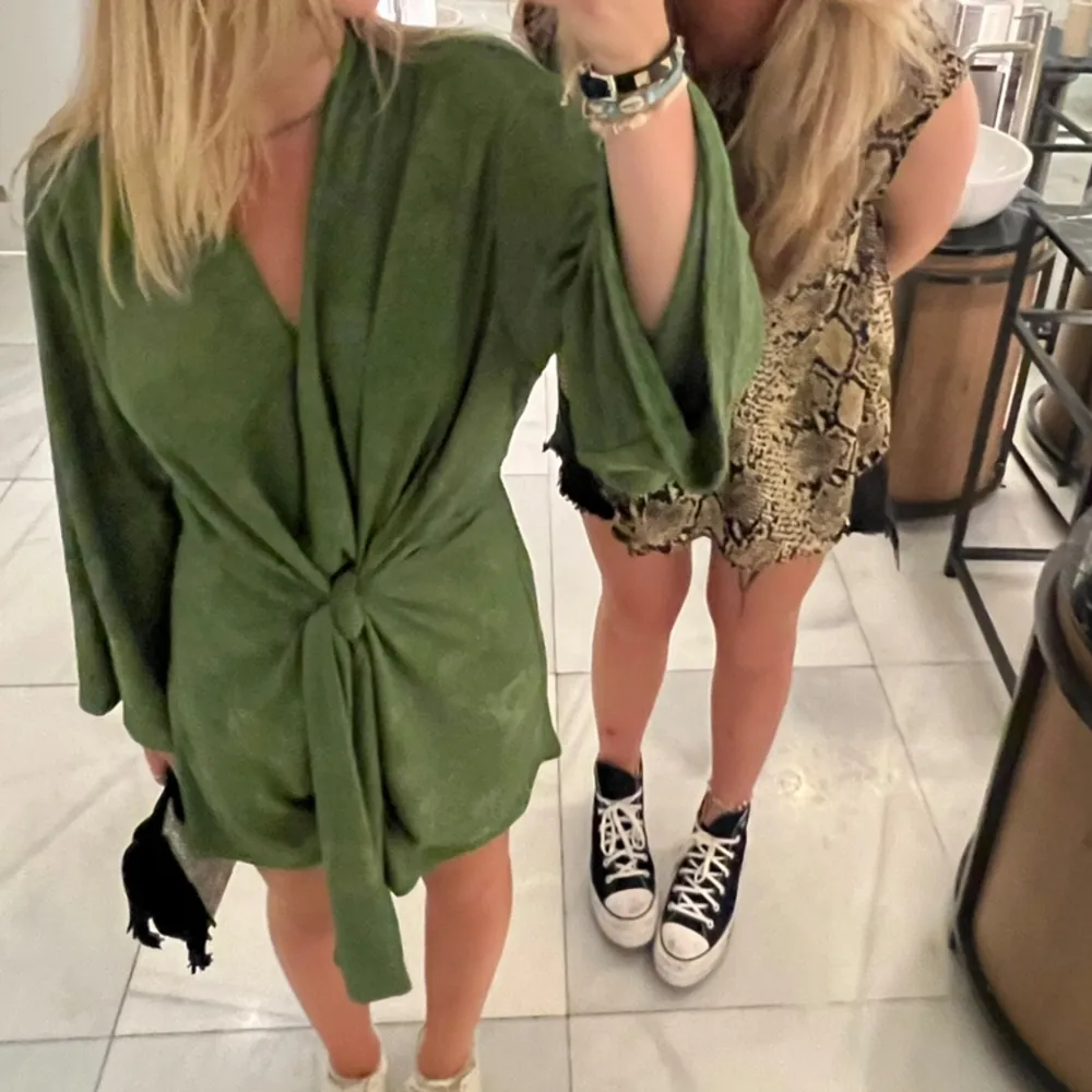 Grön kimono klänning från zara 🩵. Klänningar.