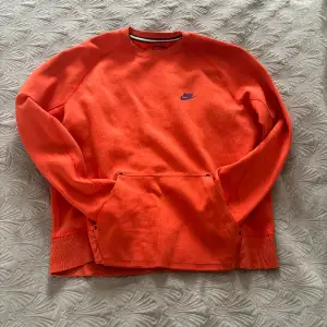 Tja! Säljer min Nike tröja då jag inte använder den längre. Den är i färger röd/orange i storleken xl. Den är i god skick. Pris kan diskuteras!