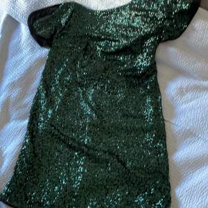 Grön/svart ESPRIT klänning. Nypris 1200 SEK jättefint skick. Storlek 42
