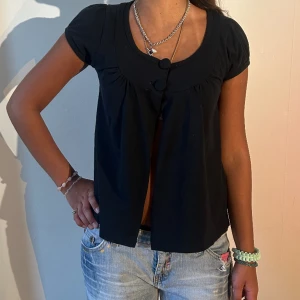 🤩Kofta med söta knappar 🤩 - Svart Öppen kofta med två Knappar högst upp. Så söt och ha nu till våren 