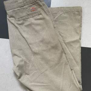 Feta dickies byxor i storlek 33x32🔥Passformen är loose/straight fit.  Kan antingen posta eller mötas upp i Jönköping, pris kan diskuteras. Hör av dig vid frågor:)