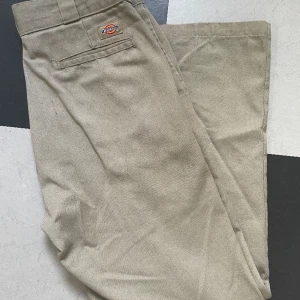 Dickies 874 byxor - Feta dickies byxor i storlek 33x32🔥Passformen är loose/straight fit.  Kan antingen posta eller mötas upp i Jönköping, pris kan diskuteras. Hör av dig vid frågor:)