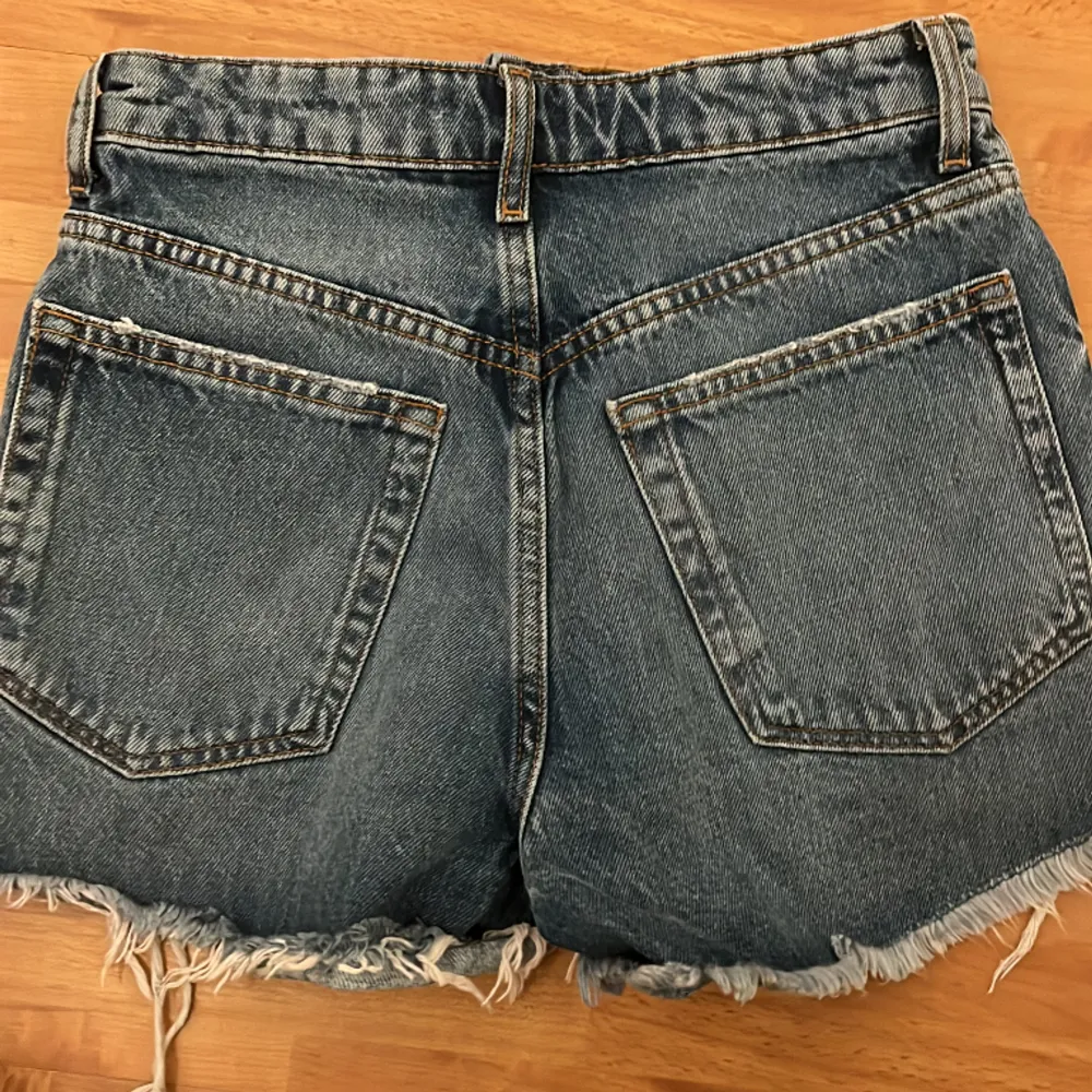 Säljer ett par skit snygga jeans shorts från zara som inte längre finns att köpa på deras hemsida. De är i nyskick då jag aldrig använt dem och prislappen sitter kvar. Midjemått rakt över: 34 cm.  Köpte för 359kr, hör av er vid fler frågor💗. Shorts.