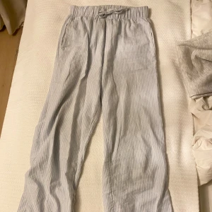 Mjukisbyxor  - Super söta blå vita mjukisbyxor från Gina tricot. Knappt använda. Har en liten fläck som synd på 3 bilden. Fläcken synd ej om man knyter banden. Bara skriva vid funderingar!💕