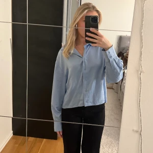 Blus i satin💕 - Ljusblå satin blus som inte kommer till användning, använd fåtal gånger💕 Skriv för fler bilder eller prisförslag💕