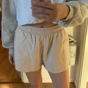 beiga shorts från Gina tricot, jätte sköna. passar xs-m 