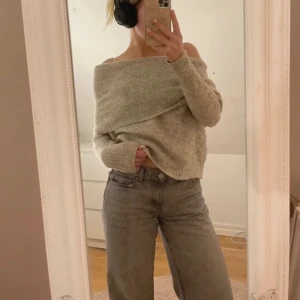 Grå stickad från Only - Säljer denna gråa stickade tröjan från Only! Storlek Xs men sitter som S skulle jag säga🫶🏼  Knappt använd så den är i väldigt bra skick! 