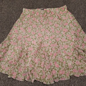 Blommig sommarkjol - Gullig sommarkjol att ha till sommaren! Har endast används 1 gång men är liten för mig♡