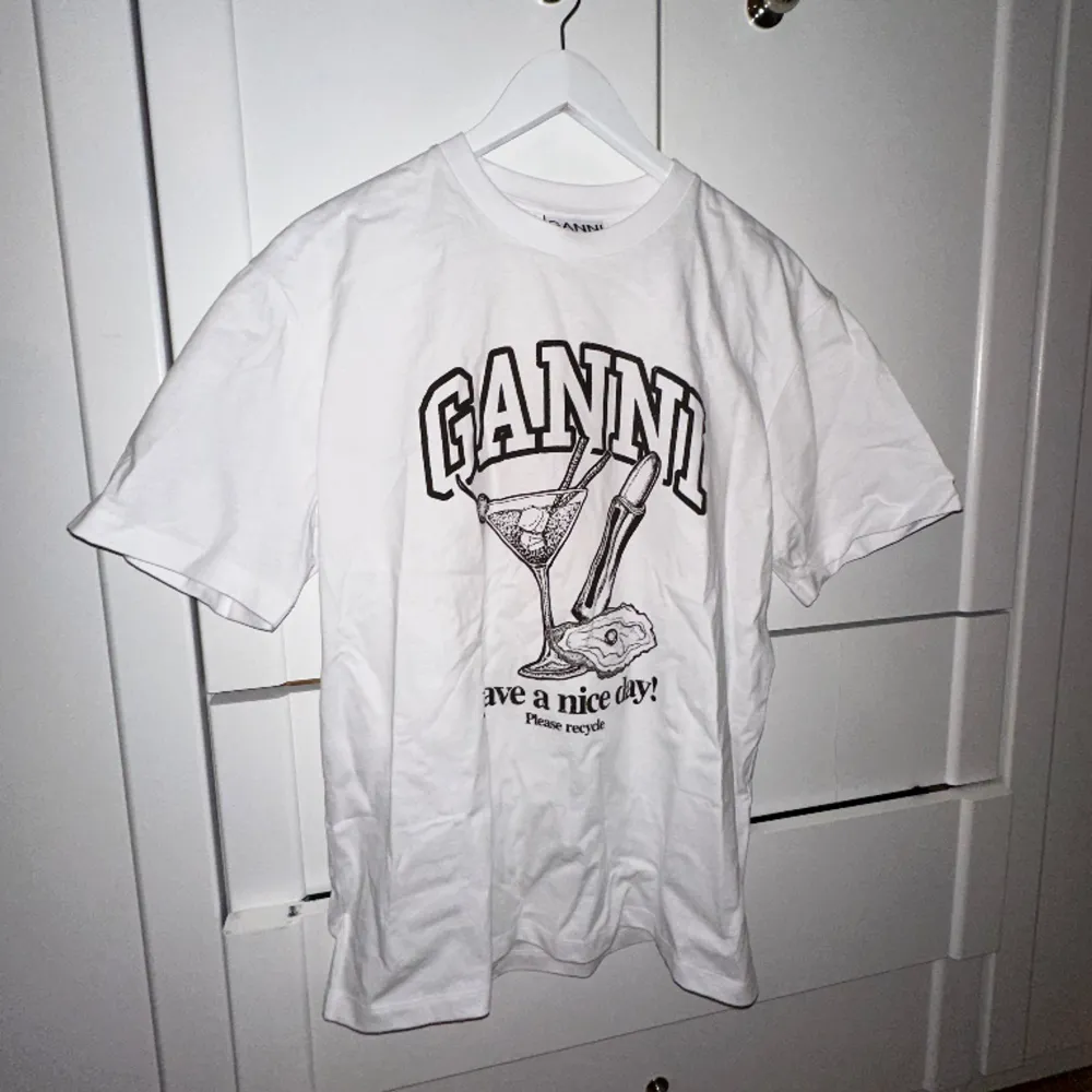 Så fin t-shirt från GANNI. Aldrig använd, prislapp kvar. Ord pris: 1295kr 🩷. T-shirts.