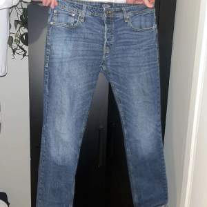 Säljer mina jack&Jones jeans, hör av er vid intresse elr frågor. I jeansen står det W34 L32 men de passar som W32 L32