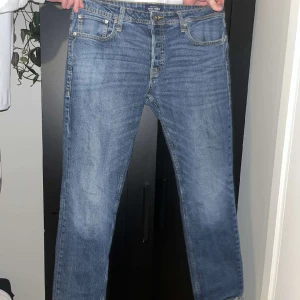 Jack and Jones jeans - Säljer mina jack&Jones jeans, hör av er vid intresse elr frågor. I jeansen står det W34 L32 men de passar som W32 L32