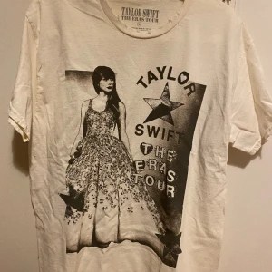 Taylor Swift Eras Tour T-Shirt - Köpt från Taylors hemsida, stl S men oversized, känns mer som en M/L(tycker jag) ska se ”sliten” ut vid halsen/ärmarna/längst ner. Aldrig använd, testade en gång och den var för stor. 