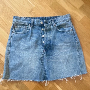 Kort jeanskjol  - Kort jeanskjol från H&M. Storlek 36.
