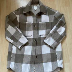 Rutig jacka - Rutig beige/brun jacka från hm i stl XS! Den är i bra skick och lagom varm nu till hösten 🥰