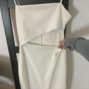 Långklänning  - Vit långklänning från Zara med skurning fram till och slits bak. Nypris 499kr söker för 150kr + frakt.