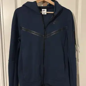 Hej, säljer denna mörkblåa Nike tech fleece tröja som är använd ett fåtal gånger och inte säljs längre. Skicket är 9/10. Hör av er vid funderingar!