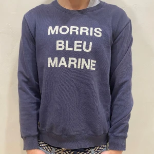 Tröja Morris  - Tröja Morris   Modell: 184cm & väger 73kg Storlek: M Skick: 6/10 Allmänt Använd men missfärgad Material: Bomull  Skriv om ni har frågor! 