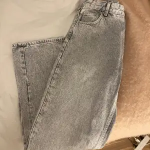 ett par så fina jeans från Bershka. säljer då dem är högmidjade och jag inte tycker det är så bekvämt. Dem är gråaktiga i färgen men verkligen extremt fina, särskilt med en vit tröja till. Skriv vid frågor eller intresse ❤️❤️