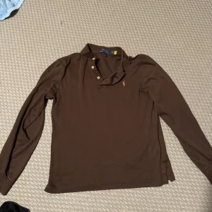 Ralph lauren tröja  - Säljer en brun Ralph lauren tröja billigt! Använd men är i gott skick! Priset är inte spikat, kan gå ner vid snabb affär! 