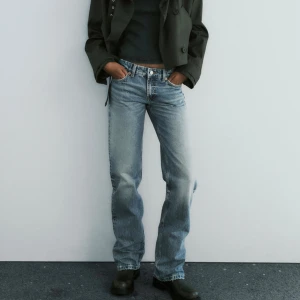 Zara jeans!  - Säljer dessa jeansen ifårn zara då de inte kommer till användning, ändats använda 1 gång så dom är som nya💞 Pris 200kr + frakt! 