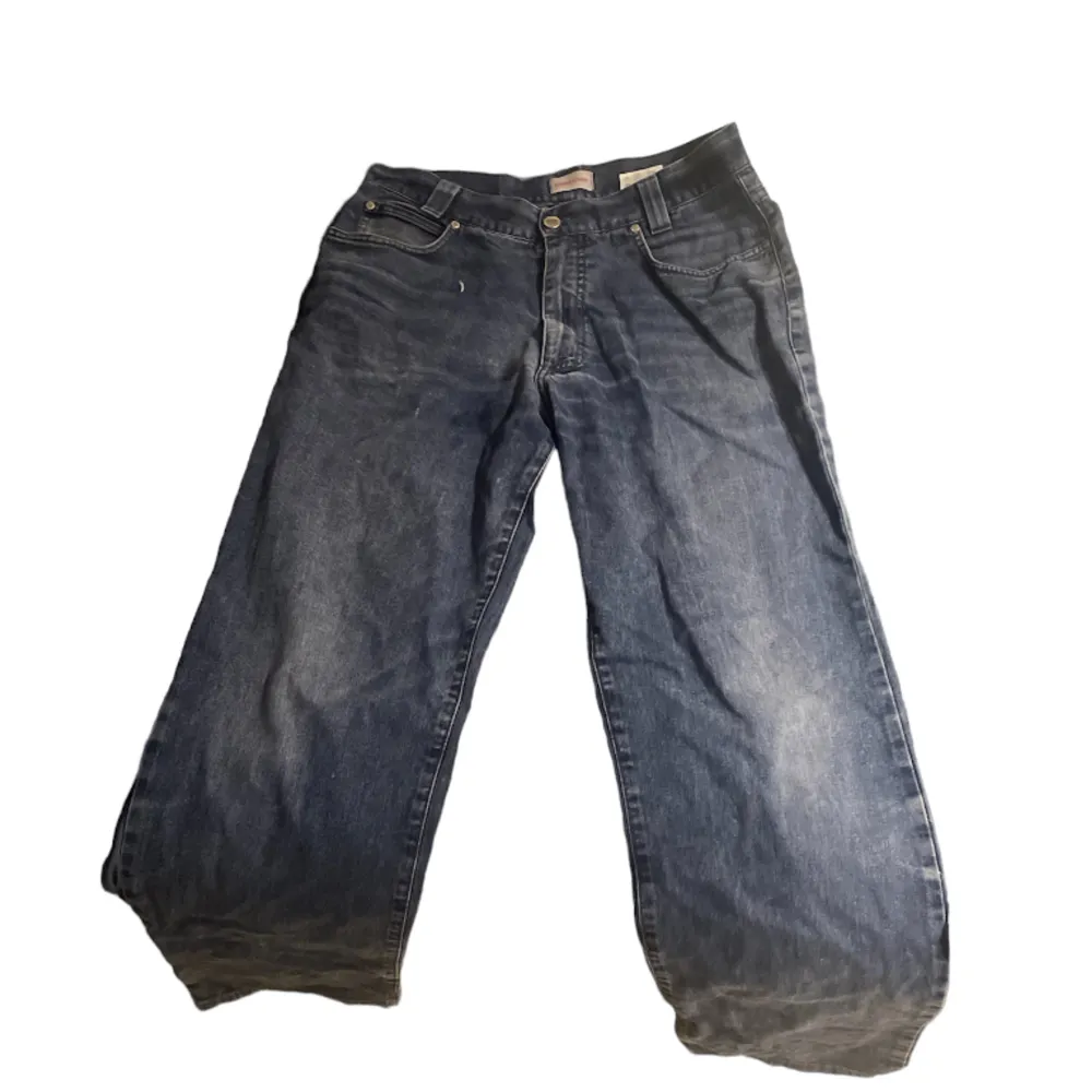 ett par vintage versace jeans. de är straight fit i storlek 34. sitter perfekt för någon som vill ha lite mer baggy passform.. Jeans & Byxor.