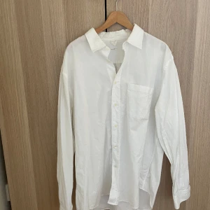 Vit skjorta Arket  - Vit skjorta från Arket, storlek 52 Relaxed fit, sitter lite oversized och bra på mig som vanligtvis är L/XL! Gott skick! 