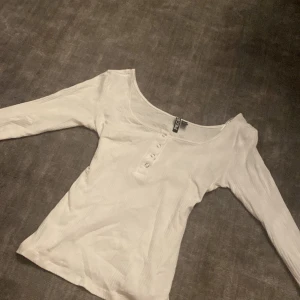 Vit långärmad tröja - Vit långärmad tröja, köpt från Nelly. Har använts fåtal gånger och är i bra skick. Materialet är ganska tunt. Säljs pga att den är för stor för mig. Skriv om ni har några frågor 