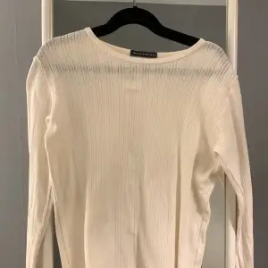 Långärmad tröja från brandy Melville som har ett litet hål på främre armen, köptes för 200 säljer för 100kr, säljer pågrund av kommer inte till användning ❤️