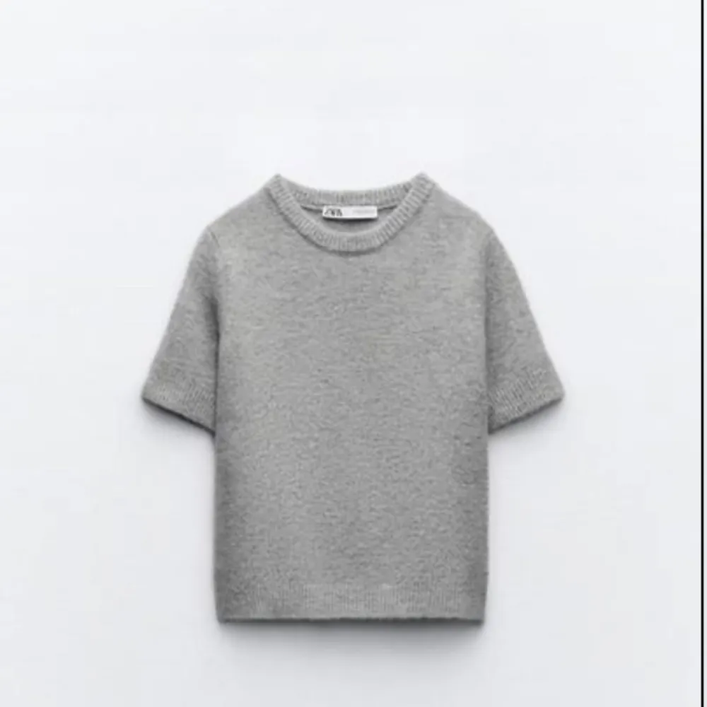 Sparsamt använd tröja från Zara i storlek M men är liten i storleken, skulle säga att den sitter som S/xs. T-shirts.